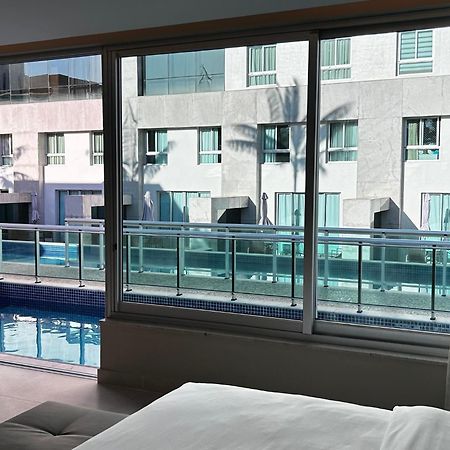Jade Hotel Brasília Candangolandia Exteriér fotografie A view of the pool from a guest room