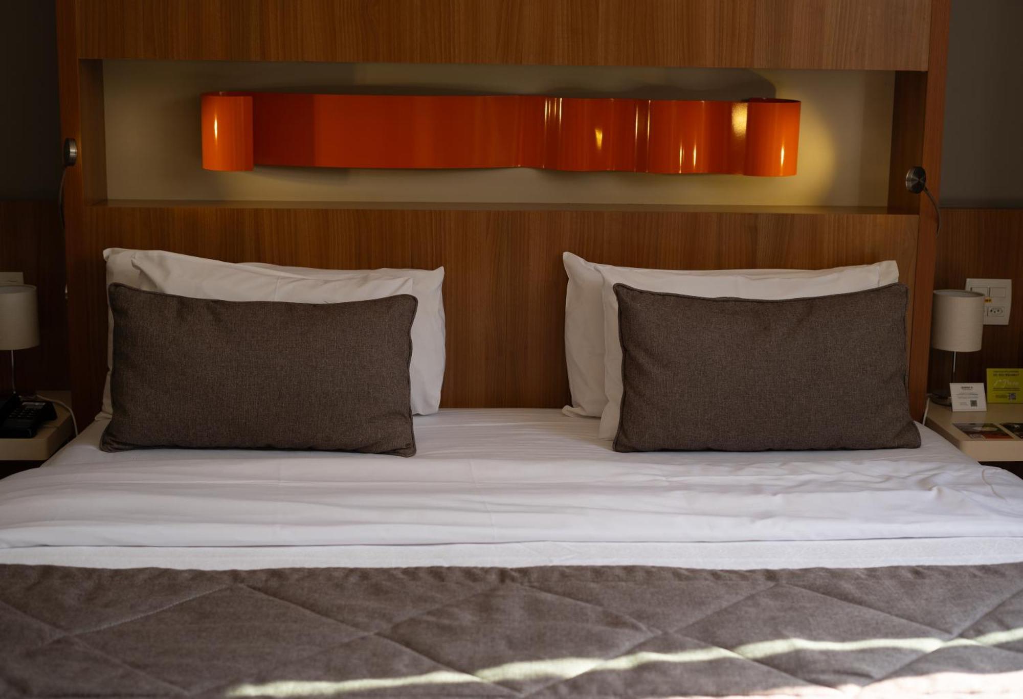 Jade Hotel Brasília Candangolandia Exteriér fotografie A bed with two cushions