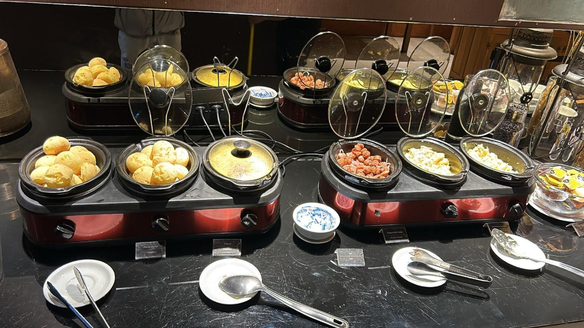 Jade Hotel Brasília Candangolandia Exteriér fotografie A selection of dim sum at a buffet