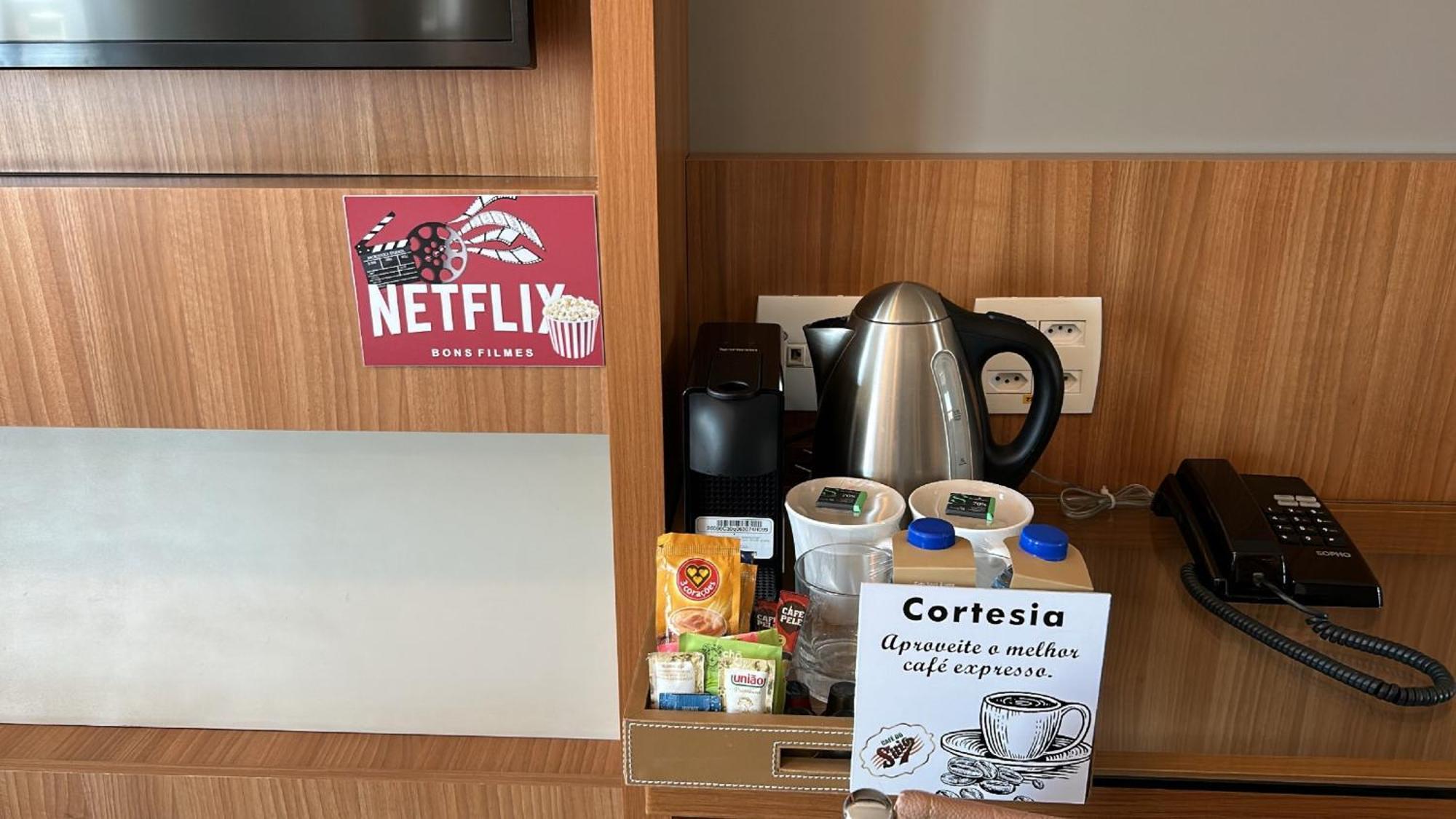 Jade Hotel Brasília Exteriér fotografie A Netflix sticker in a hotel room